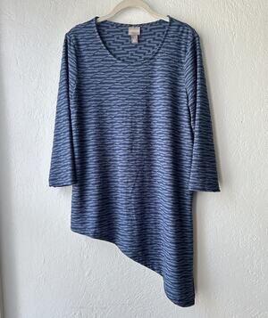 Chico’s sz 1/Medium Blue Textured Tunic Top Asymmetrical Lagenlook Boho Stretch